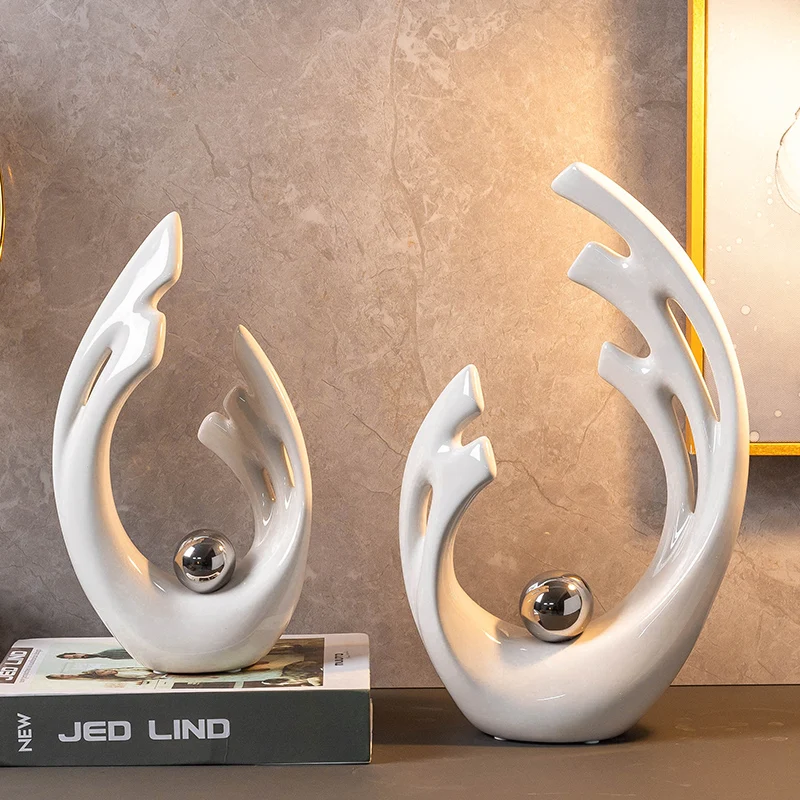 Home Office Architecture - Schlichte Weiße Keramik-Dekorationsstücke mit Hohlen Formen